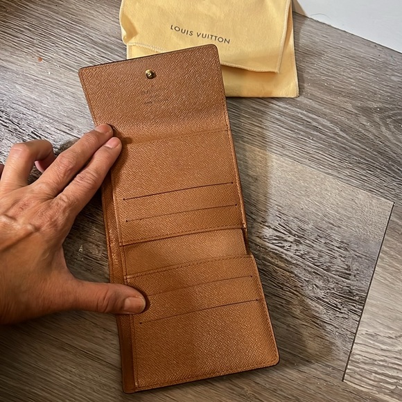 Pre loved authentic LV short wallet - Picture 5 of 8